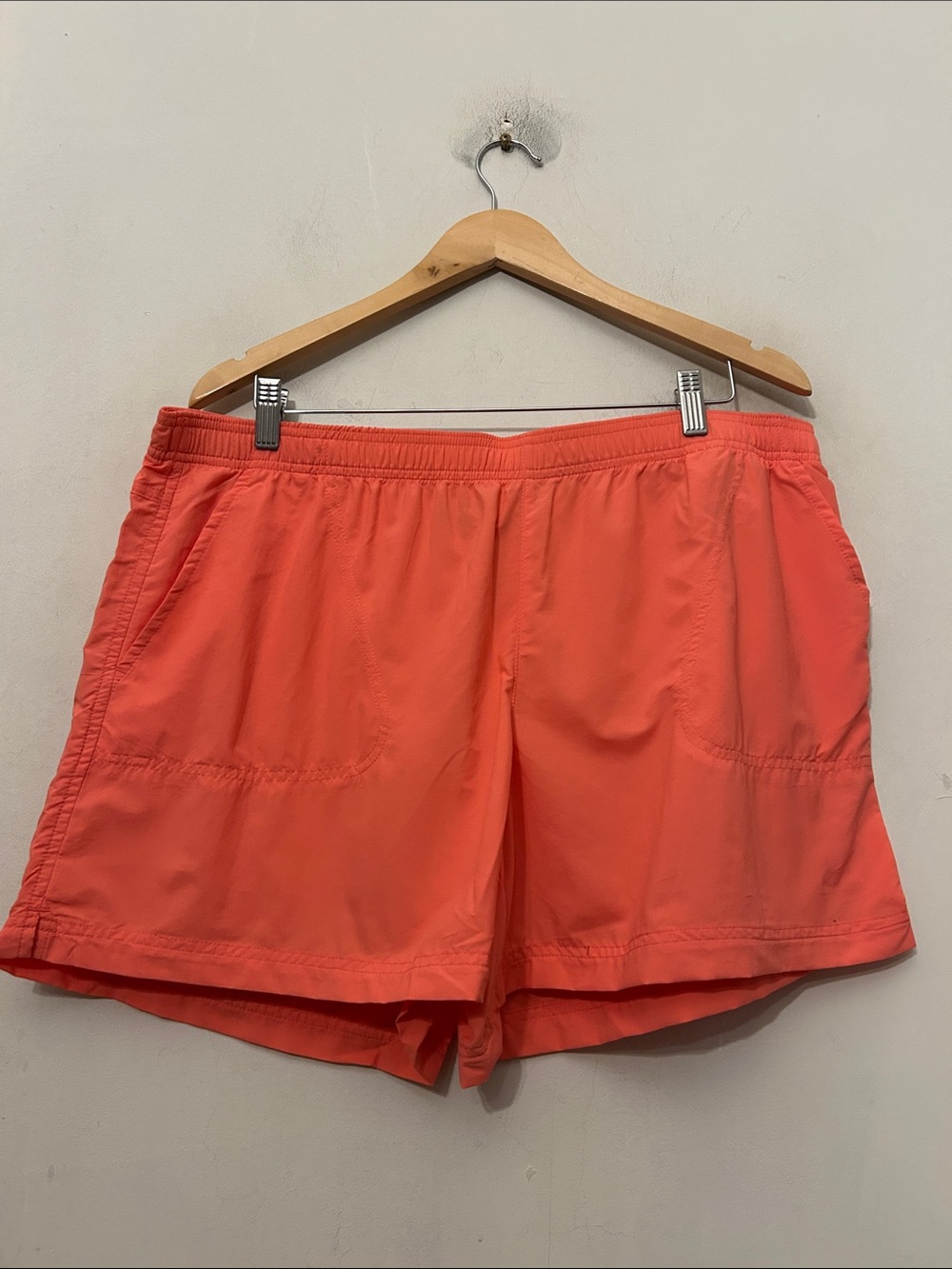 Columbia Orange women’s sport shorts Regular fit Size XL NWT